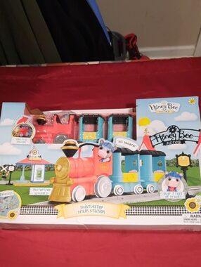 Honey Bee Acres Thistlestop Electric Train Station Set with Lights & Sounds 7ft